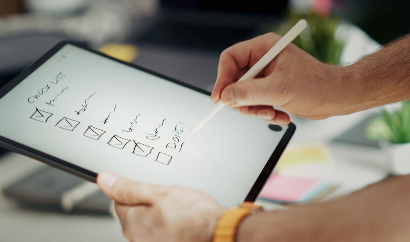 Pessoa preenchendo um checklist digital em um tablet